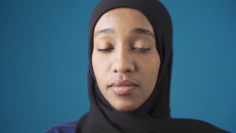 Porträt-Einer-Unschuldigen-Und-Schönen-Muslimischen-Afrikanerin-Im-Hijab.